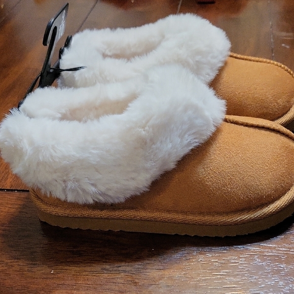 Wonder Nation Tan Slippers with White Fur - Picture 2 of 2